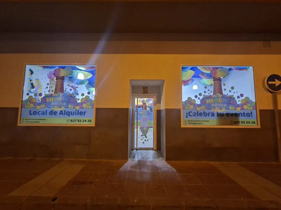 La entrada del local de noche, con los carteles «Local de alquiler» y «¡Celebra tu evento!»